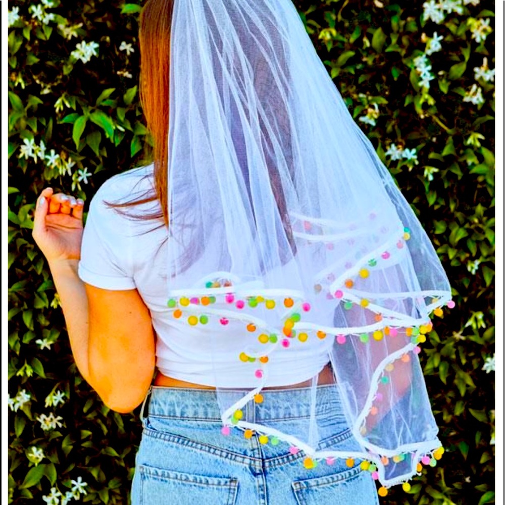 Final fiesta bachelorette Pom-Pom veil